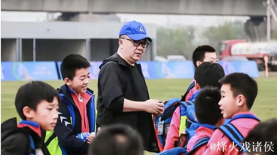 董路高调称青训不为赚钱，愿意无偿送足球小将，引发圈内持续讨论